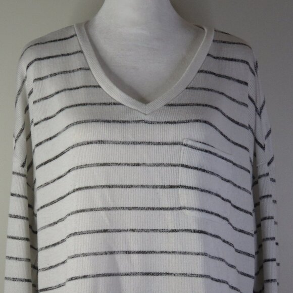 Merona Black & White Striped Long-Sleeve V-Neck Pullover Sweater Size L (C1546) - Picture 1 of 7
